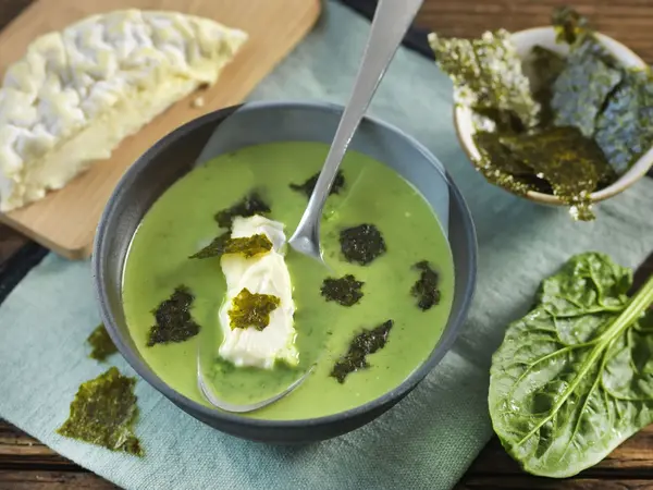 Soupe de feuilles au Saint-Félicien et chips de nori