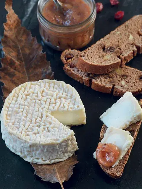 Mothais sur feuille, pain à la farine de châtaigne et confiture de dattes